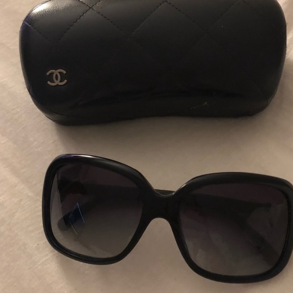 CHANEL Elegant Black Sunglasses